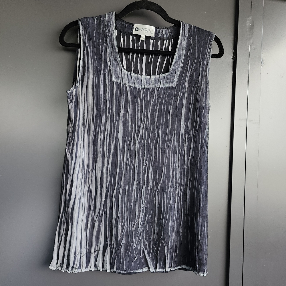 EUC  SHIMMERY BLACK & WHITE CRINKLE MESH OVERLAY SLEEVELESS TOP - SIZE MED